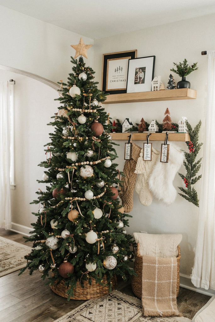 Traditional Christmas Tree and Knit Stockings on Wall Traditional Christmas Tree and Knit Stockings on Wall — Traditional Christmas Decor