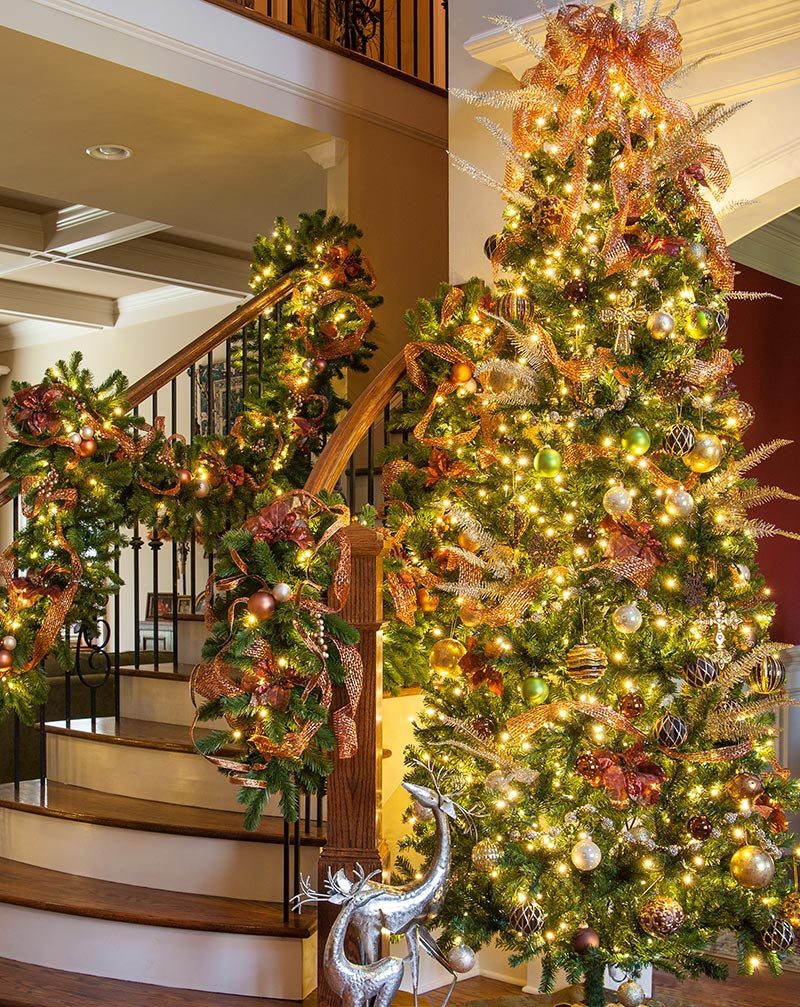 Grand Entryway with Elaborate Tree and Matching Staircase Garland Grand Entryway with Elaborate Tree and Matching Staircase Garland — Christmas Tree Lights