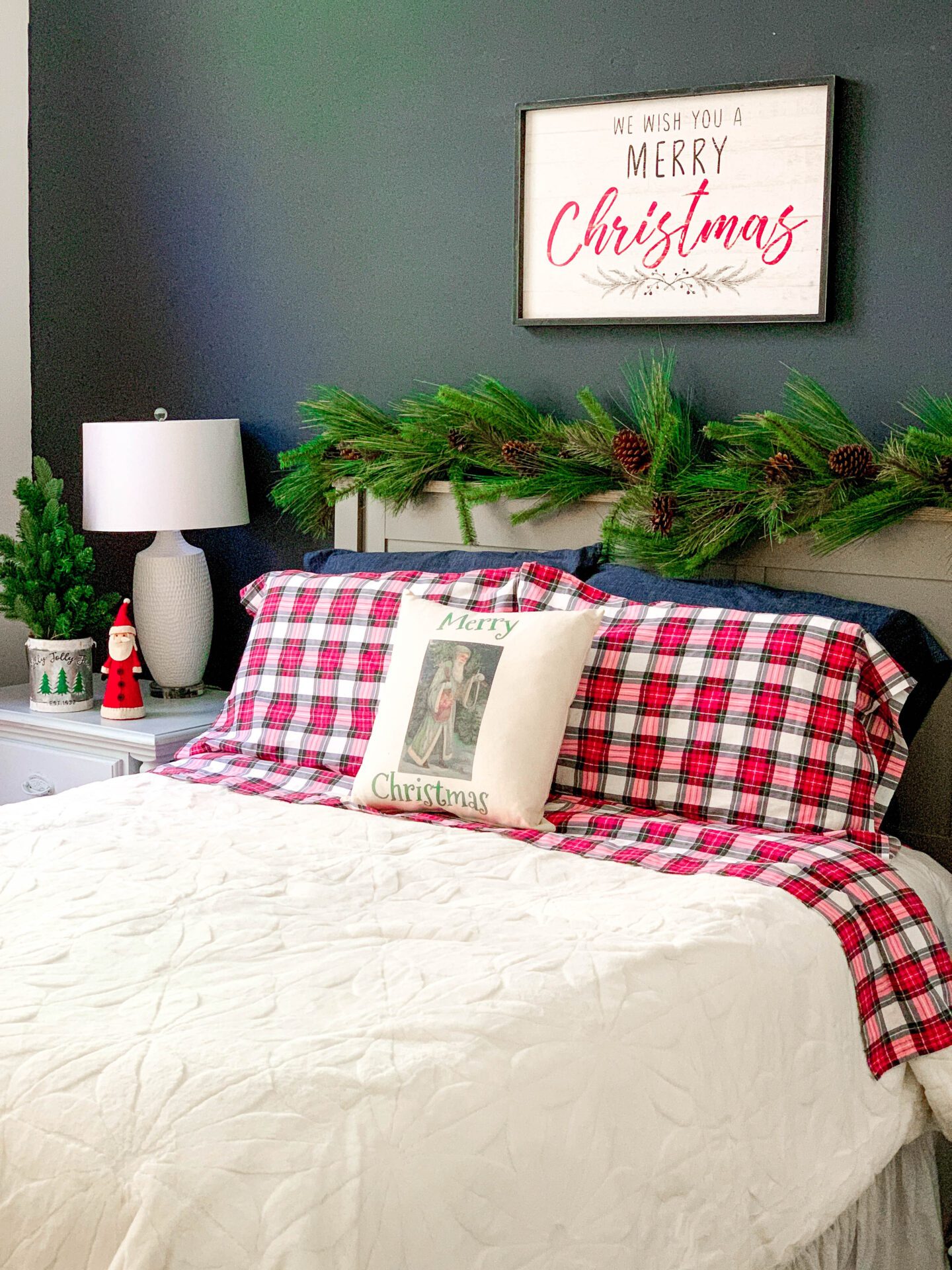 Modern Farmhouse Christmas Bedroom with Festive Garland and Sign Modern Farmhouse Christmas Bedroom with Festive Garland and Sign — Christmas Bedroom Decor
