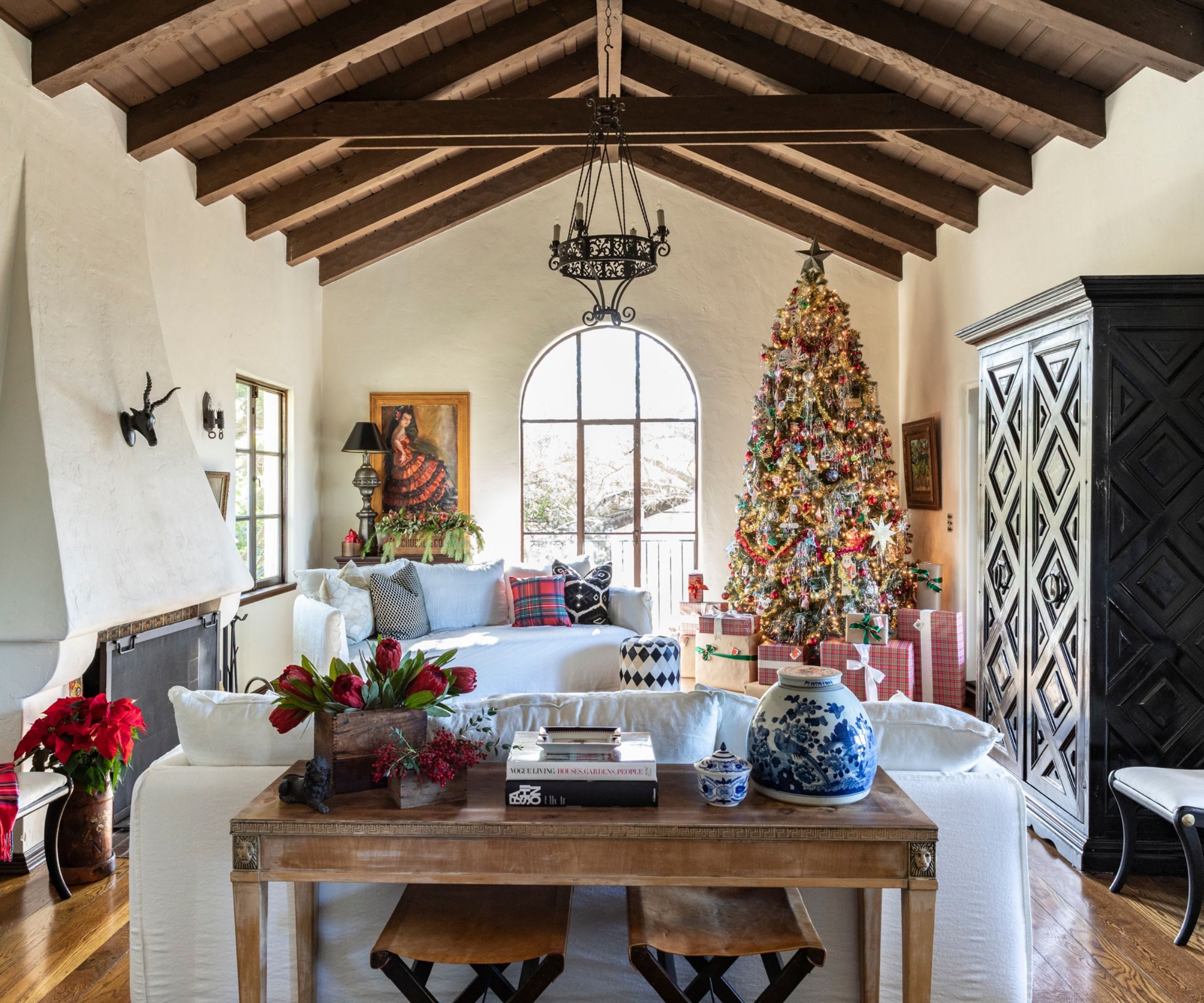 Rustic Mediterranean Living Room with Grand Christmas Tree Rustic Mediterranean Living Room with Grand Christmas Tree — Aesthetic Christmas Decor