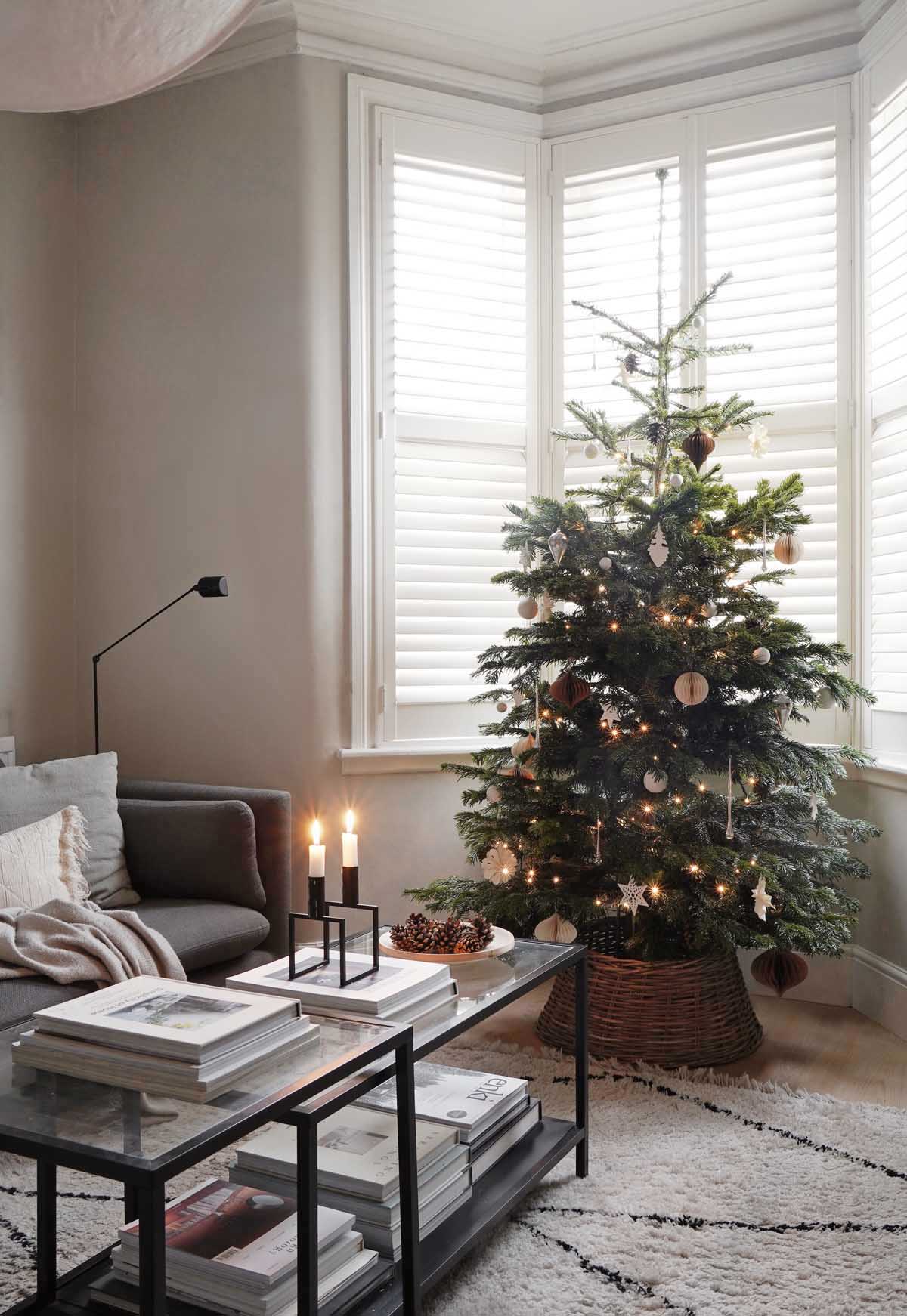 Natural Simplicity: Lightly Decorated Minimalist Tree — Christmas Tree Trends
