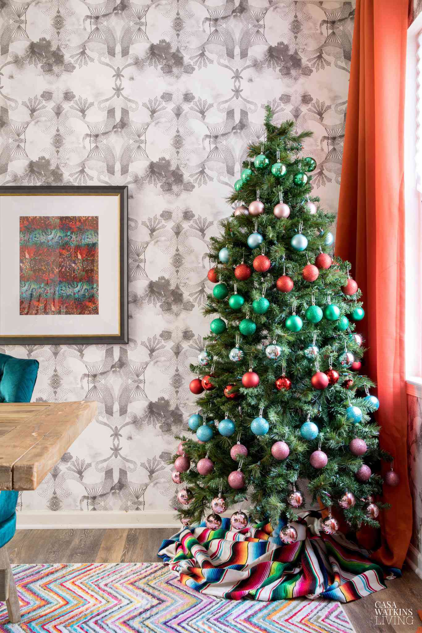 Boho Christmas Tree with Brightly Colored Ornaments Boho Christmas Tree with Brightly Colored Ornaments — Christmas Tree Color Schemes