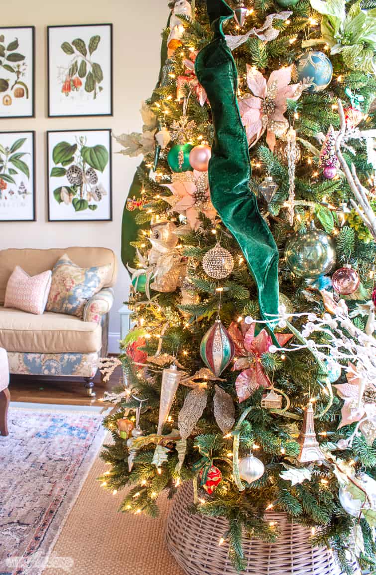 Traditional Living Room Tree with Velvet Ribbon and Florals Traditional Living Room Tree with Velvet Ribbon and Florals — Glam Christmas Tree