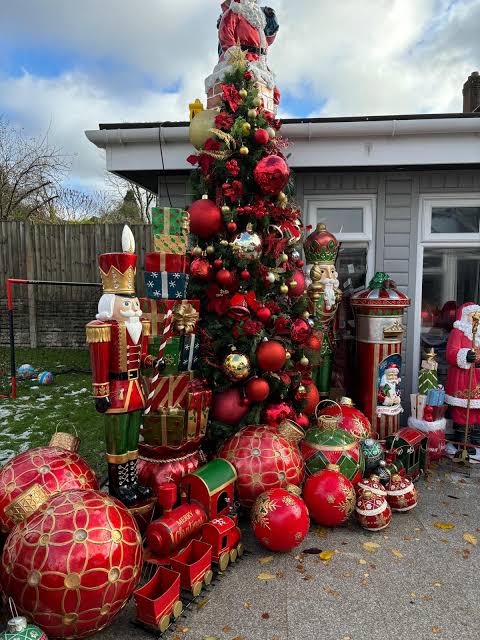 Large Scale Outdoor Nutcracker Figures Flanking a Christmas Tree Large Scale Outdoor Nutcracker Figures Flanking a Christmas Tree — Nutcracker Christmas Tree