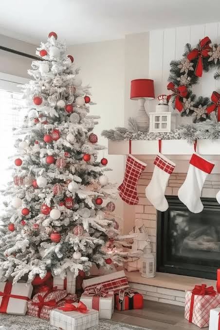 Farmhouse Christmas Tree with Red and White Ornaments and Matching Wreath Farmhouse Christmas Tree with Red and White Ornaments and Matching Wreath — Red and White Christmas Tree