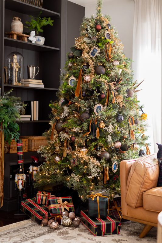 Eclectic Christmas Tree with Black and Gold Velvet Ribbons Eclectic Christmas Tree with Black and Gold Velvet Ribbons — Black and Gold Christmas Tree