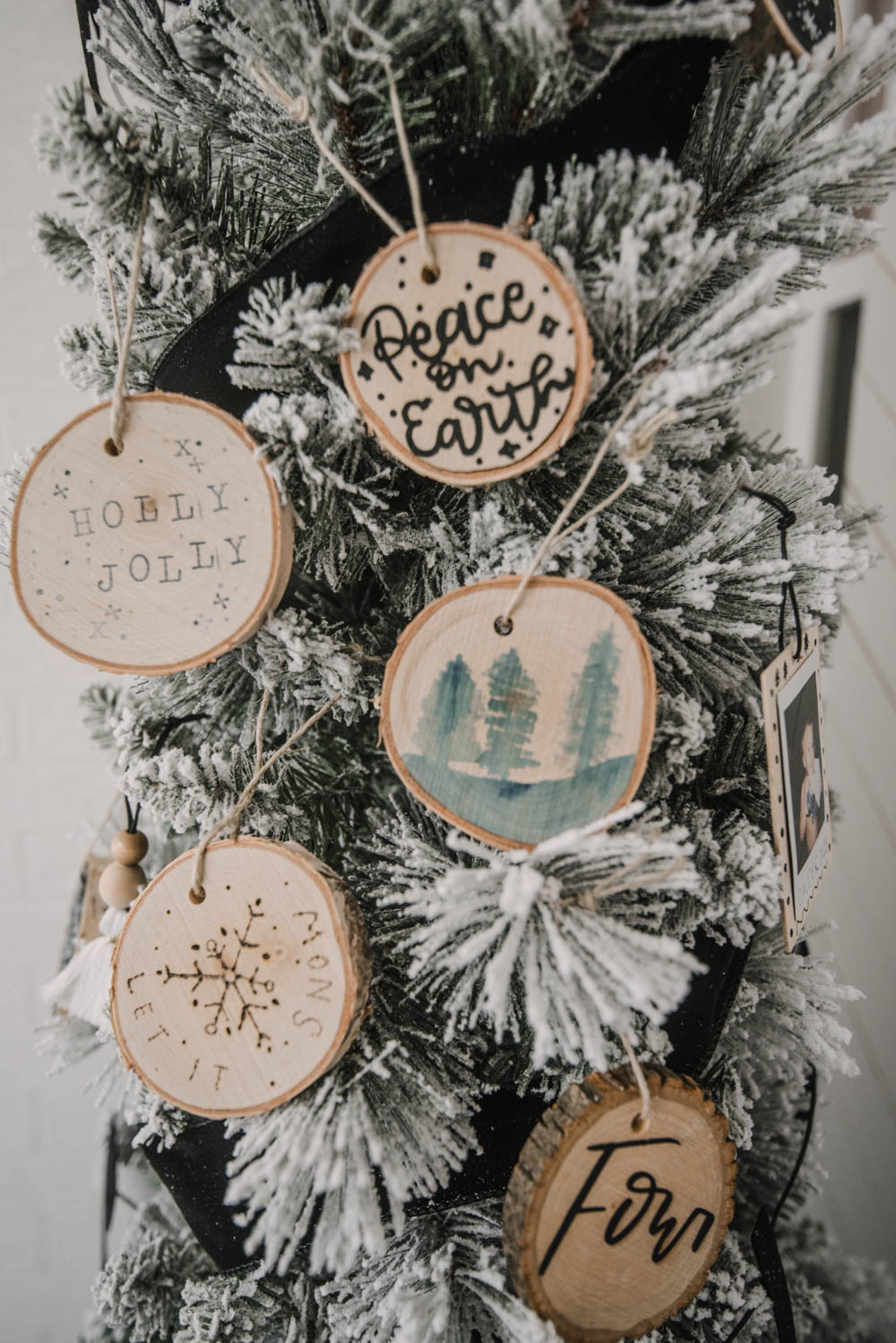 Hand-Painted Wood Slice Ornaments Hand-Painted Wood Slice Ornaments — DIY Christmas Ornaments