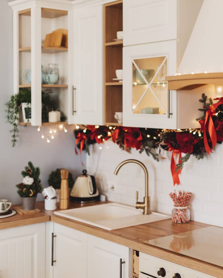 Festive Kitchen Garland and Lights on White Cabinetry Festive Kitchen Garland and Lights on White Cabinetry — Christmas Decor