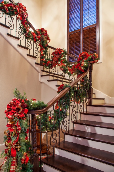 Voluminous Garland with Red Velvet Bows and Gold Ornaments Voluminous Garland with Red Velvet Bows and Gold Ornaments — Christmas Staircase Decor