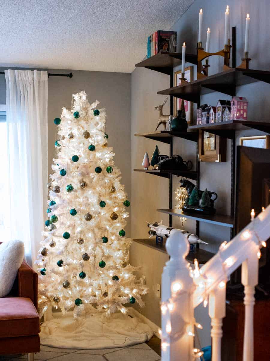 Mid-Century Modern Living Room with Striking White Christmas Tree — Modern Christmas Decor