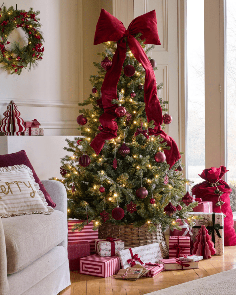 Elegant Christmas Tree with Red Ornaments and Velvet Bow Elegant Christmas Tree with Red Ornaments and Velvet Bow — Aesthetic Christmas Decor