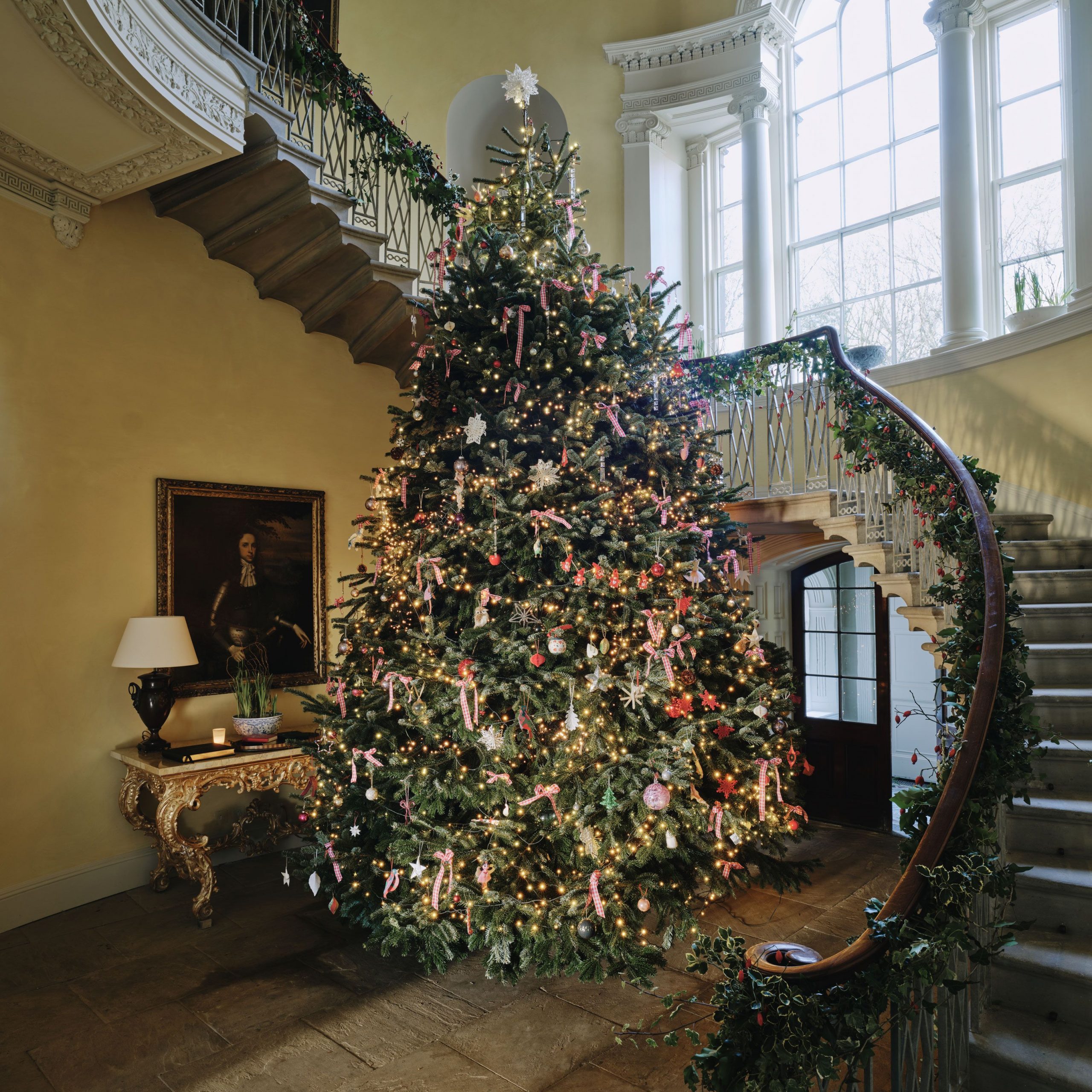 Grand Hallway with Central Christmas Tree and Garlanded Staircase Grand Hallway with Central Christmas Tree and Garlanded Staircase — Christmas Staircase Decor