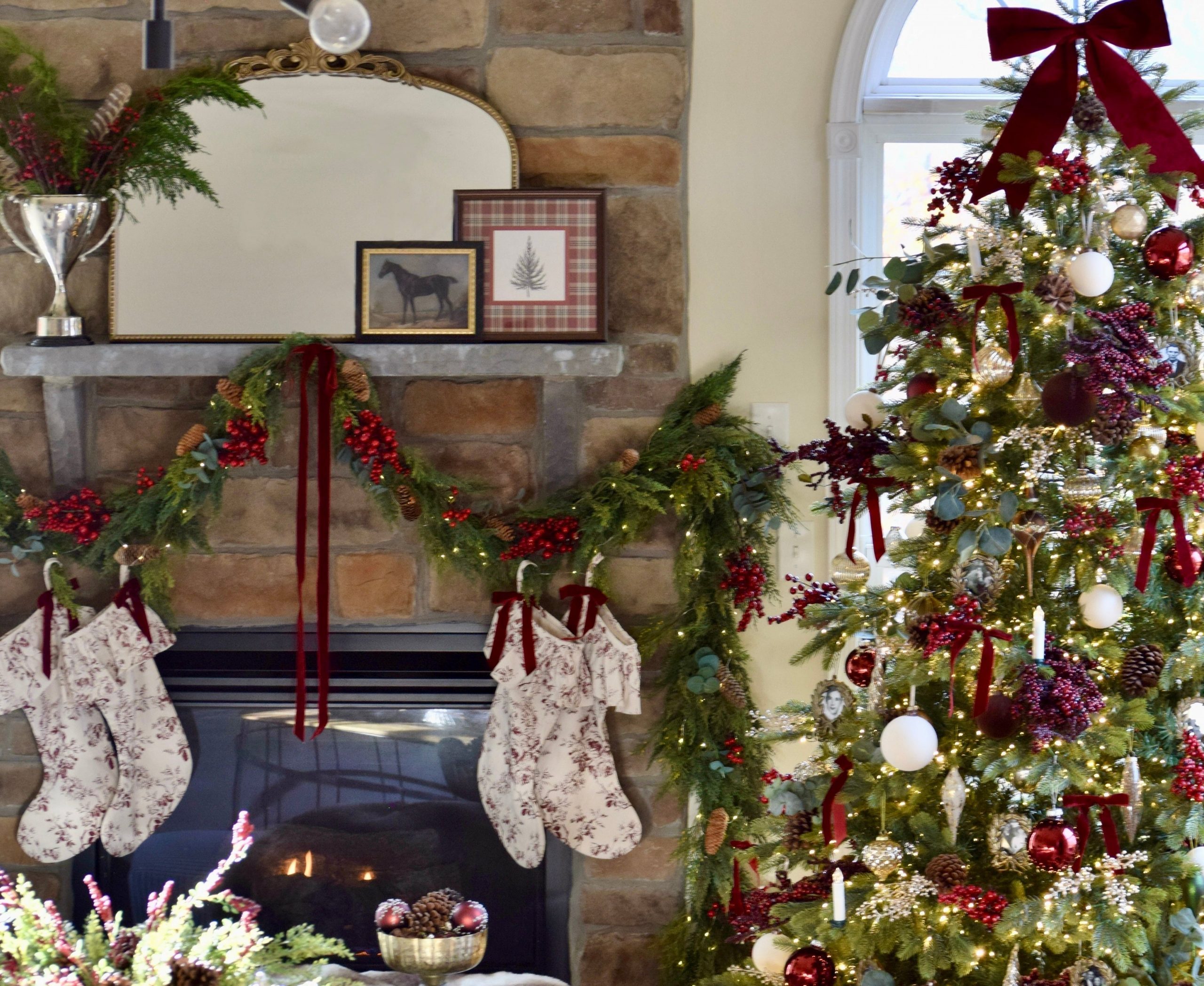 Traditional Christmas Tree with Lush Evergreen Garland — Christmas Tree Decorating