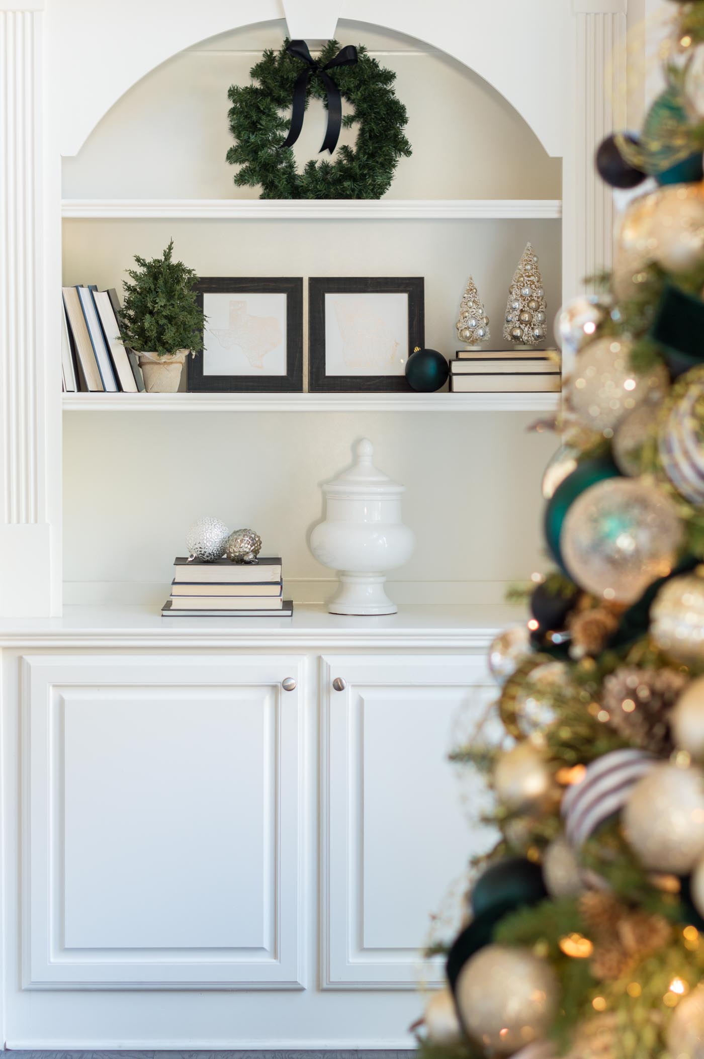 White Built-in Bookshelf with Wreath and Gold Orbs White Built-in Bookshelf with Wreath and Gold Orbs — Christmas Bookshelf Decor