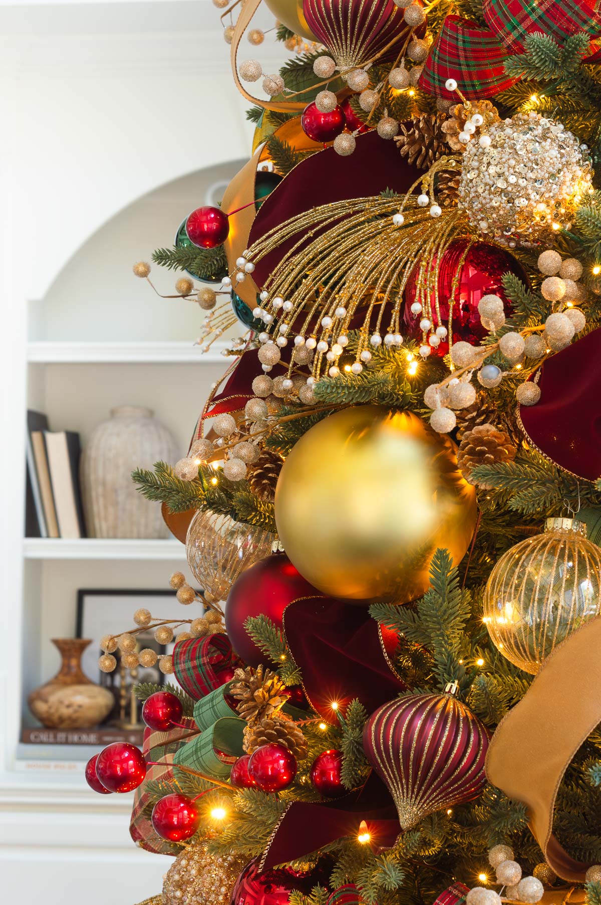 Create an elegant Christmas scene with gold accents and blush pink stockings Create an elegant Christmas scene with gold accents and blush pink stockings — Gold Christmas Decor