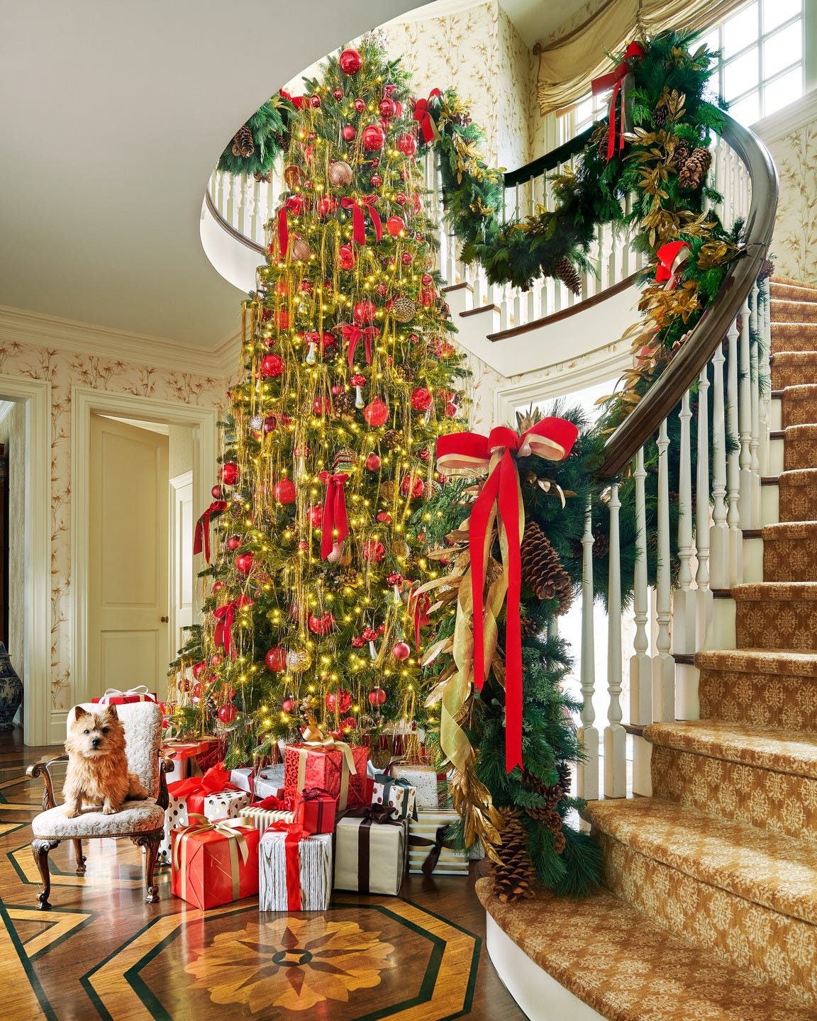 Grand Entryway with Large Christmas Tree and Staircase Garland Grand Entryway with Large Christmas Tree and Staircase Garland — Christmas Decor