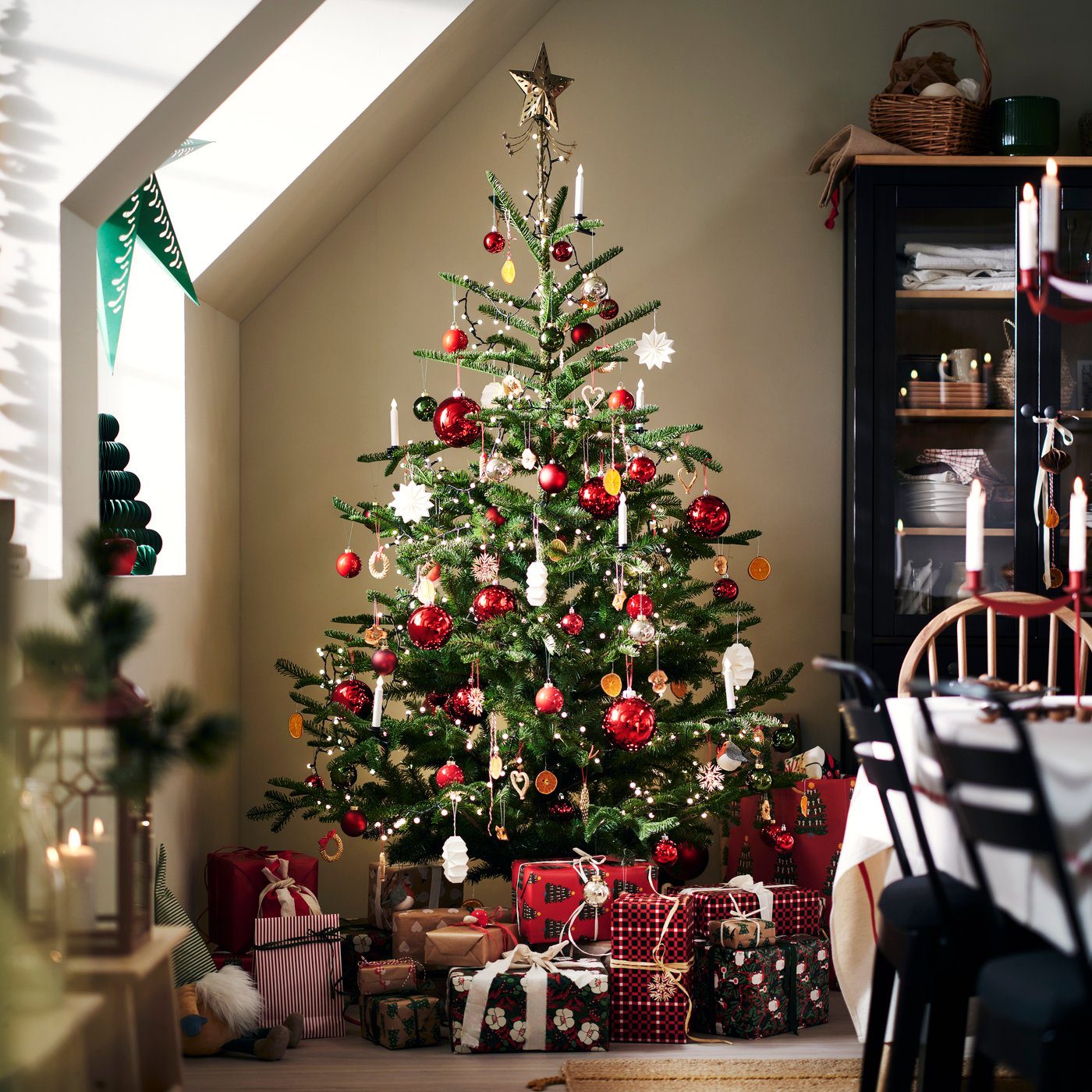 Modern Christmas Tree with Sparkling Starburst Topper — Modern Christmas Decor