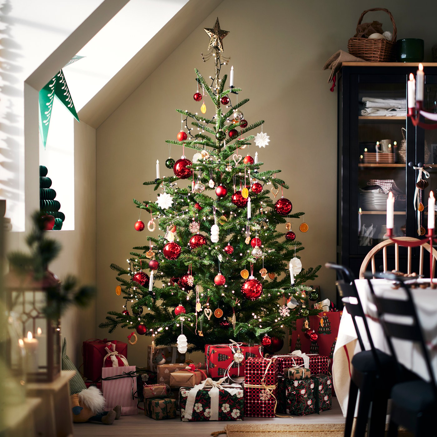 Modern Christmas Tree with Sparkling Starburst Topper — Modern Christmas Decor