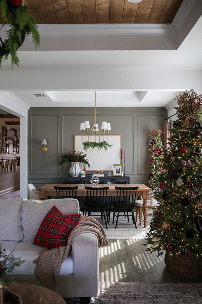 Christmas Tree with Red and Gold Ornaments and Plaid Pillows Christmas Tree with Red and Gold Ornaments and Plaid Pillows — Cozy Christmas Living Room