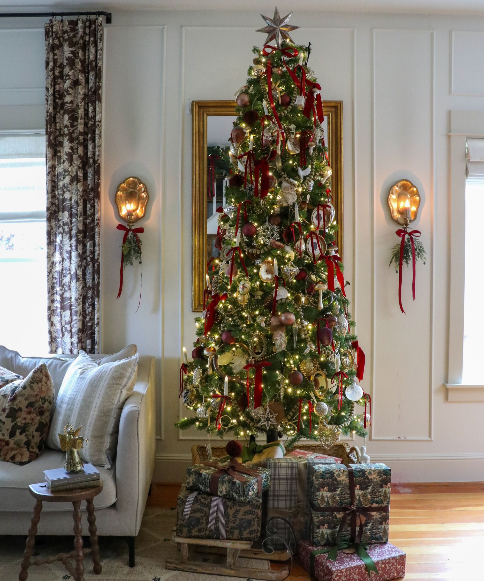 Living Room Traditional Christmas Tree with Red Ribbons and Gold Ornaments — Vintage Christmas Decor