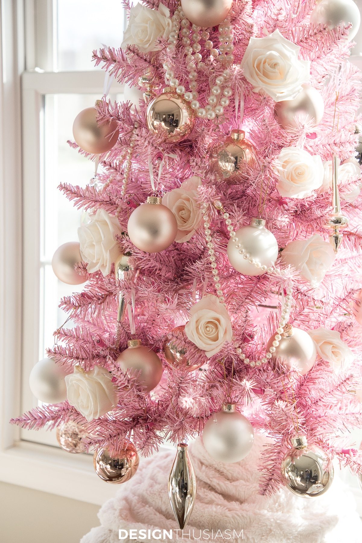 Romantic Pink Christmas Tree Adorned with Faux Roses and Pearl Garlands Romantic Pink Christmas Tree Adorned with Faux Roses and Pearl Garlands — Pink Christmas Decor