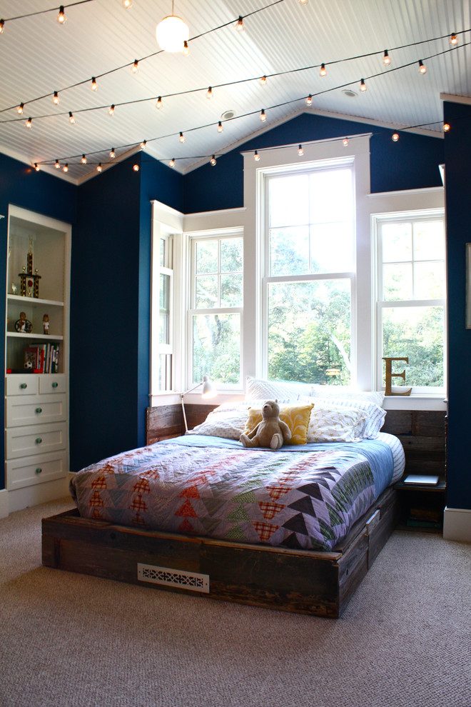 Modern Bedroom with Vaulted Ceiling Illuminated by Fairy Lights Modern Bedroom with Vaulted Ceiling Illuminated by Fairy Lights — Christmas Fairy Lights Ceiling