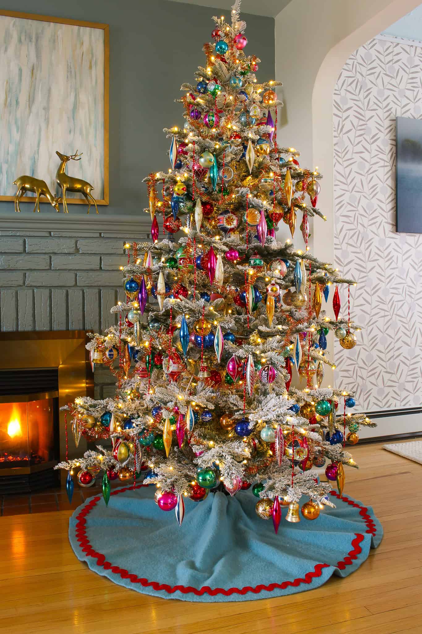 Vintage Glass Ornaments Adorning a Full Christmas Tree — Vintage Christmas Ornaments