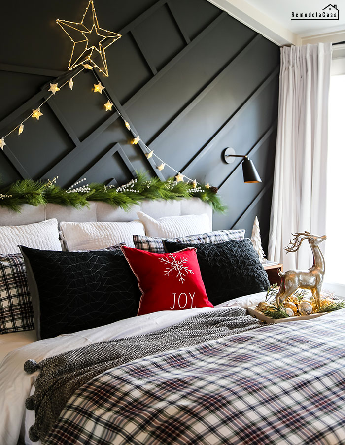 Modern Christmas Bedroom with Geometric Accent Wall and Star Light Modern Christmas Bedroom with Geometric Accent Wall and Star Light — Christmas Bedroom Decor