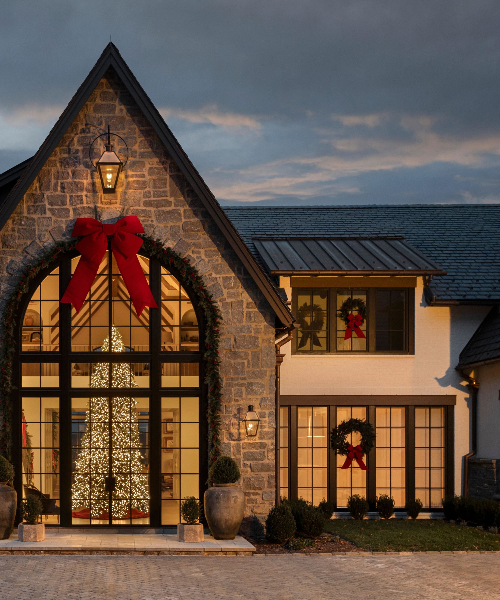 Grand Arched Window Featuring an Illuminated Christmas Tree — Christmas Window Decor Outdoor