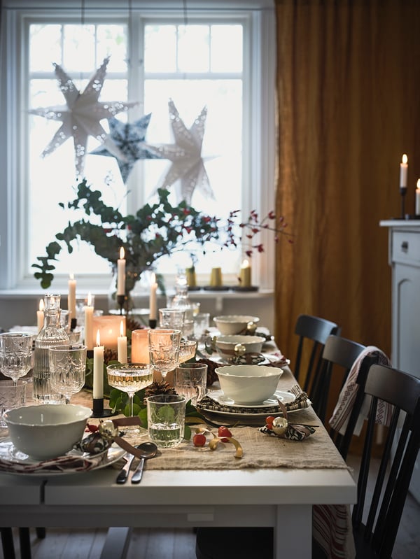 Sparkling Crystal Glassware and Neutral Linens for an Elegant Winter Table Sparkling Crystal Glassware and Neutral Linens for an Elegant Winter Table — Elegant Christmas Table Setting