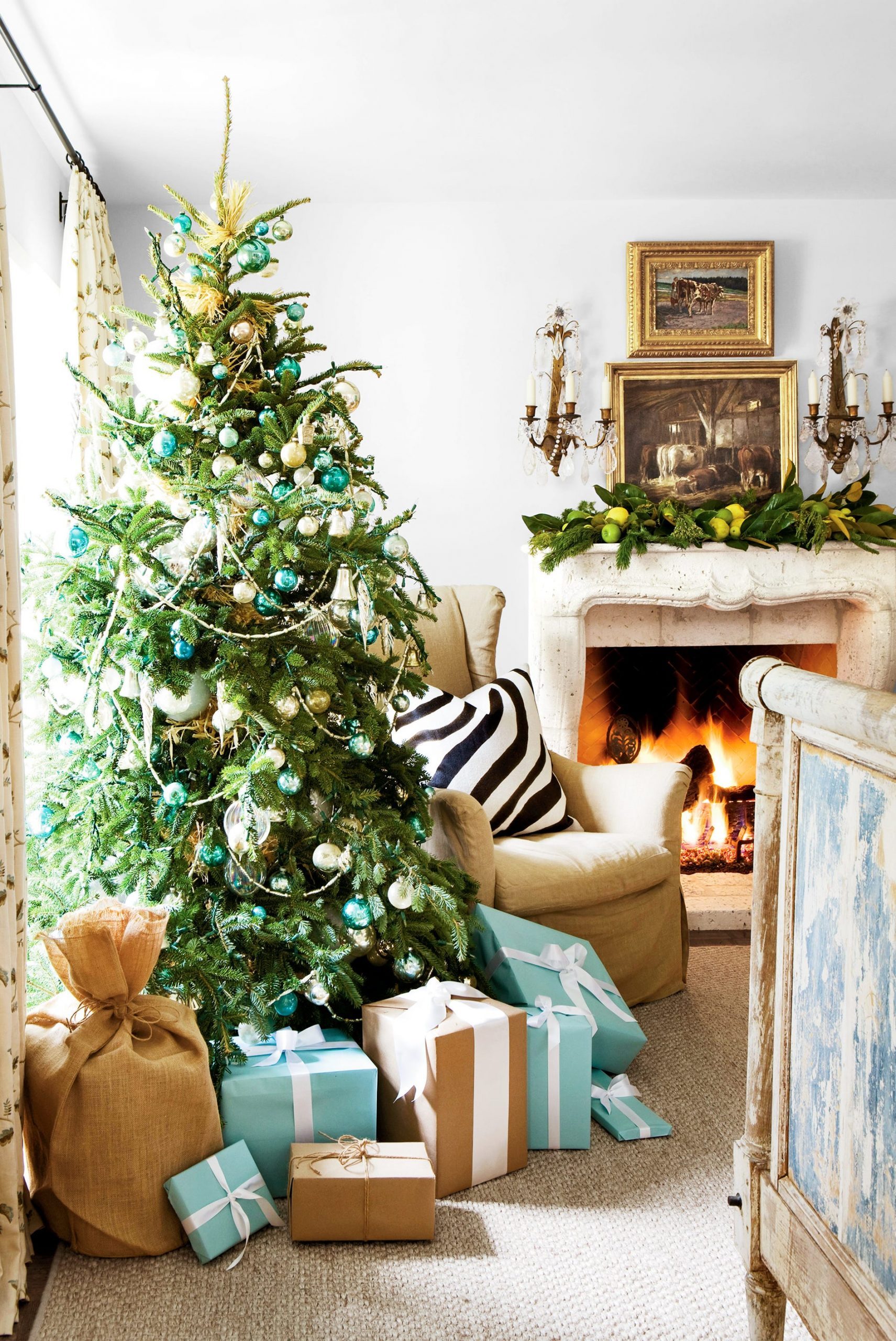 Elegant Stone Fireplace with a Beautifully Adorned Christmas Tree — Christmas Mantel Decor