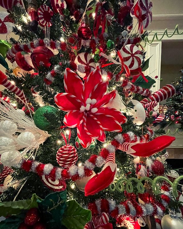 Detailed Close-up of a Candy Cane Themed Christmas Tree — Candy Cane Christmas Tree