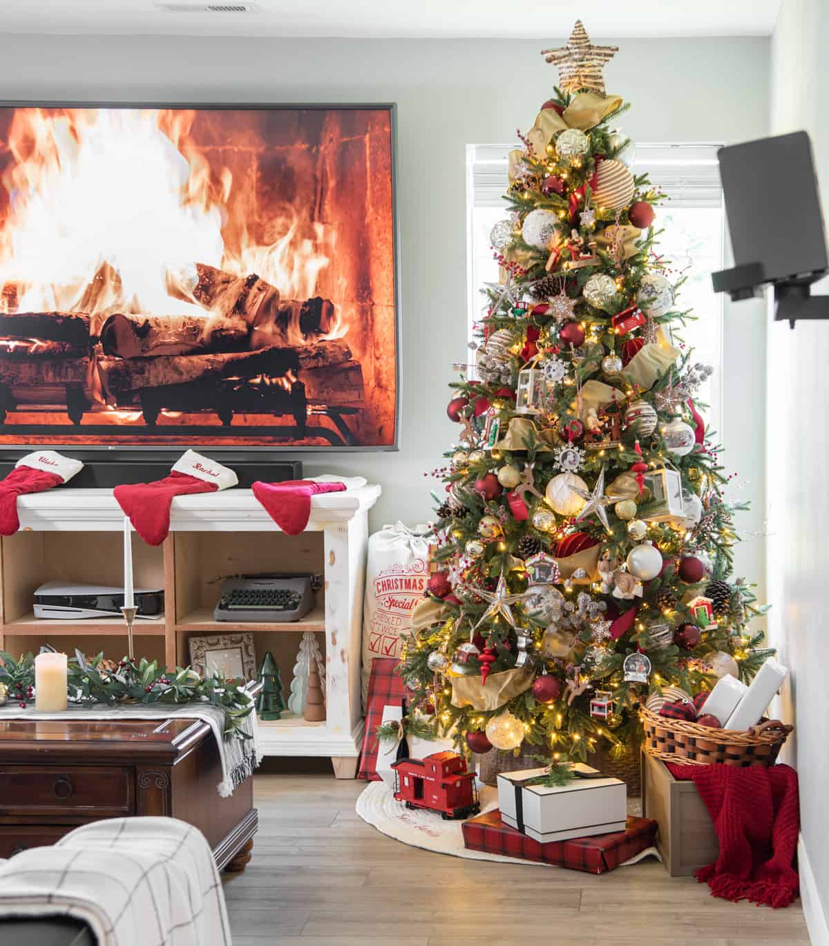 Create a traditional living room with red and gold Christmas accents Create a traditional living room with red and gold Christmas accents — Gold Christmas Decor