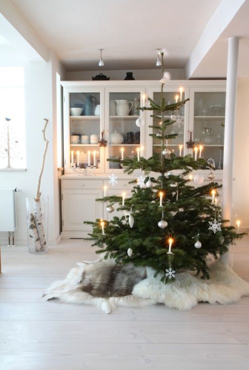 Scandinavian Tree with Candle Lights and a Sheepskin Rug Scandinavian Tree with Candle Lights and a Sheepskin Rug — Scandinavian Christmas Tree