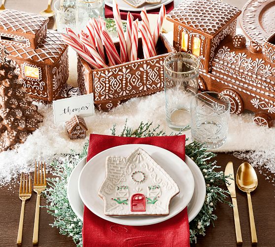 Christmas Table Setting with Gingerbread Train Centerpiece — Gingerbread Christmas Decor