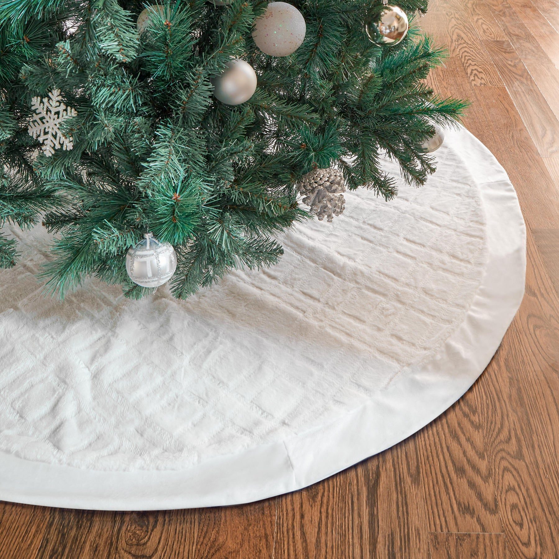 Luxe Visual Idea — Christmas Tree Skirt