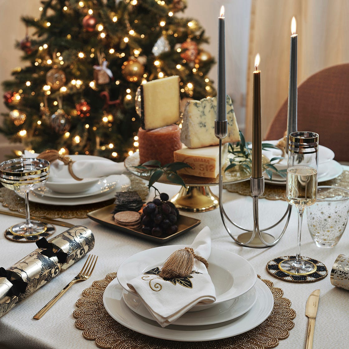 Modern Elegant Christmas Setting with Grey Candles — Christmas Table Setting