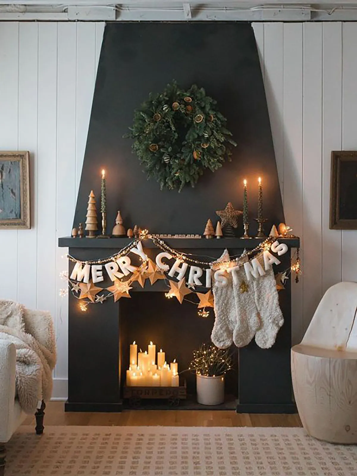 Modern Rustic Mantel with 'MERRY CHRISTMAS' Banner and Star Garland — Christmas Mantel Decor