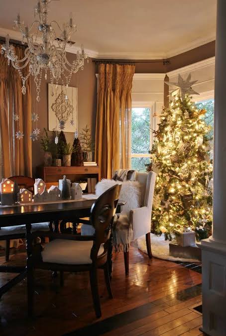 Traditional Dining Room with a Large Illuminated Christmas Tree — Christmas Dining Room Decor