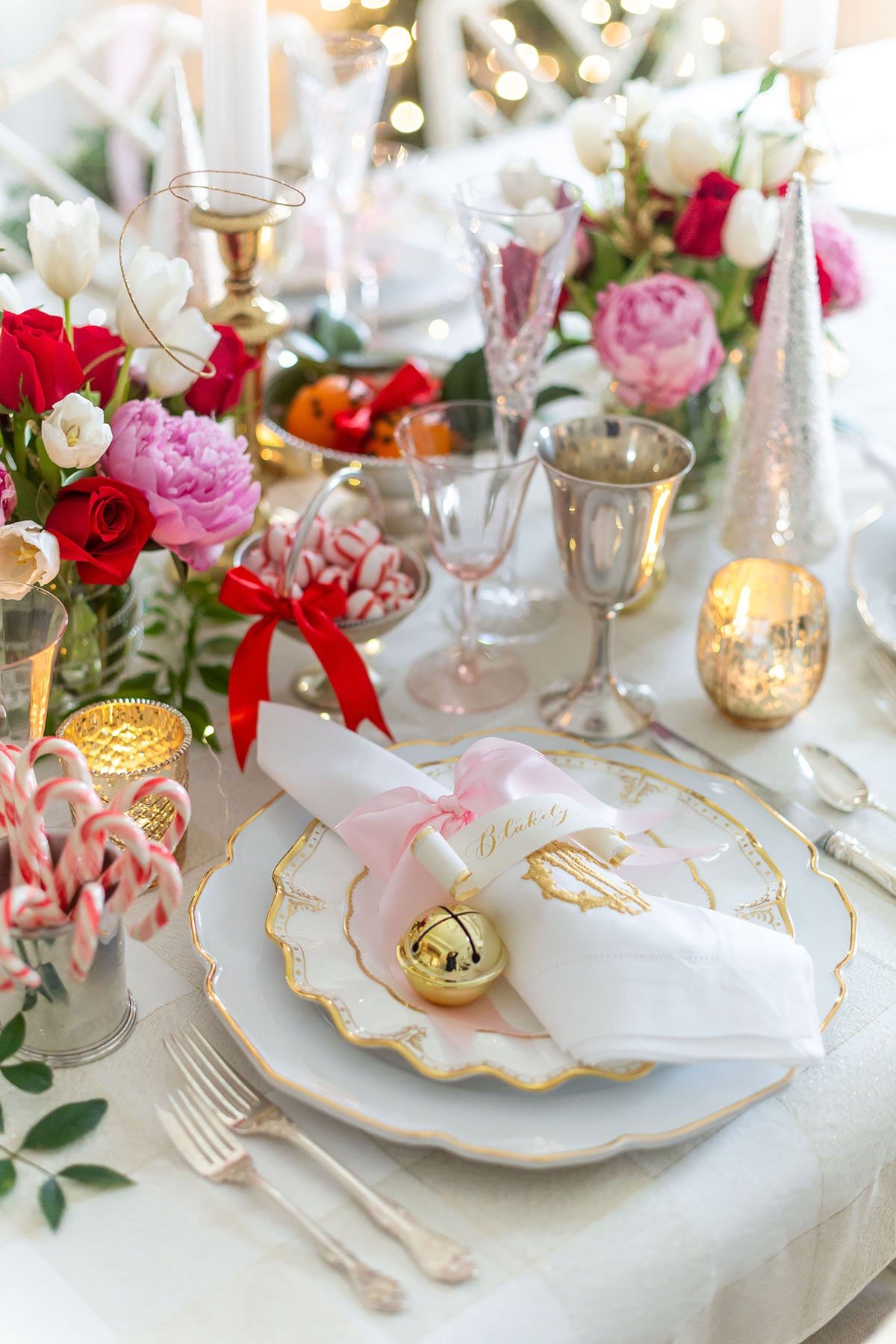 Elegant Gold and Pink Christmas Setting with Bell Accent — Christmas Table Setting