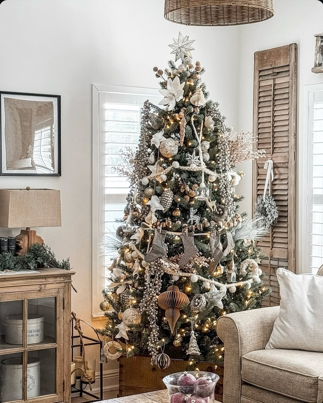 Farmhouse Christmas Tree with Neutral and Gold Ornaments Farmhouse Christmas Tree with Neutral and Gold Ornaments — Aesthetic Christmas Decor