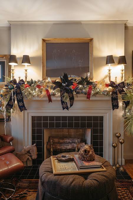 Traditional Fireplace Garland with Pinecones and Red Berries — Winter Wonderland Christmas Decor