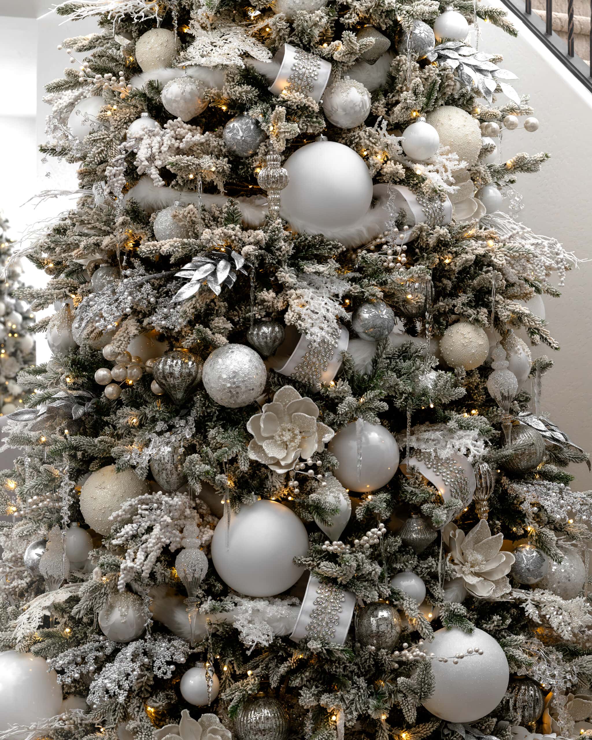 Luxurious White Christmas Tree with Oversized Baubles and Floral Accents Luxurious White Christmas Tree with Oversized Baubles and Floral Accents — White Christmas Tree Decor