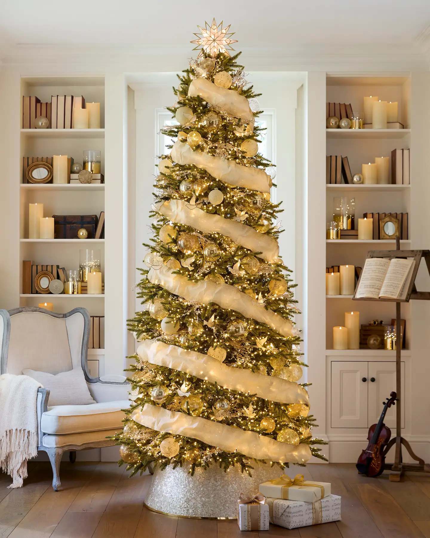 Tall Christmas tree with white ribbon and gold ornaments Tall Christmas tree with white ribbon and gold ornaments — Gold and White Christmas Tree