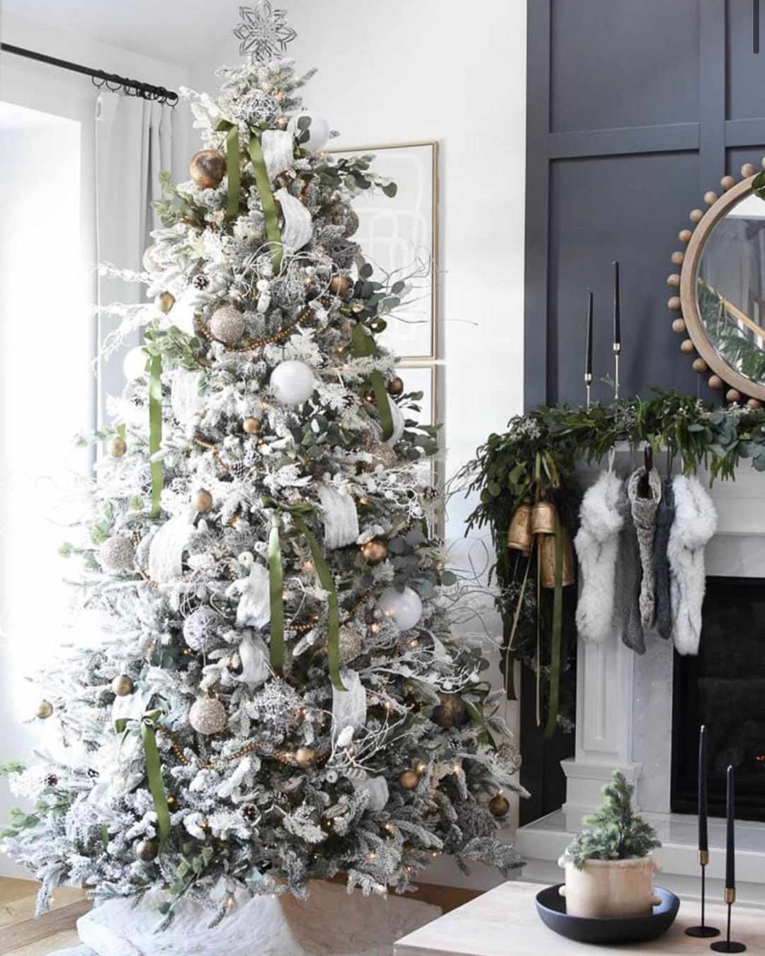 Modern Elegant Flocked Tree with Green Ribbon and Gold Baubles — Flocked Christmas Tree Decor