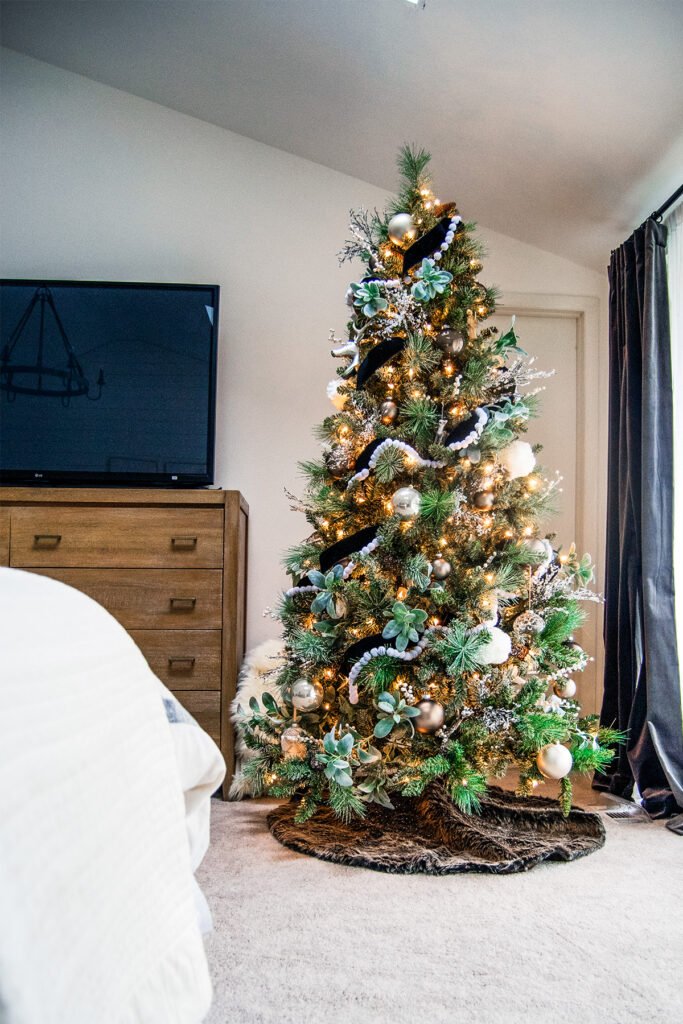 Farmhouse Christmas Tree with Gold and White Ornaments Farmhouse Christmas Tree with Gold and White Ornaments — Farmhouse Christmas Decor