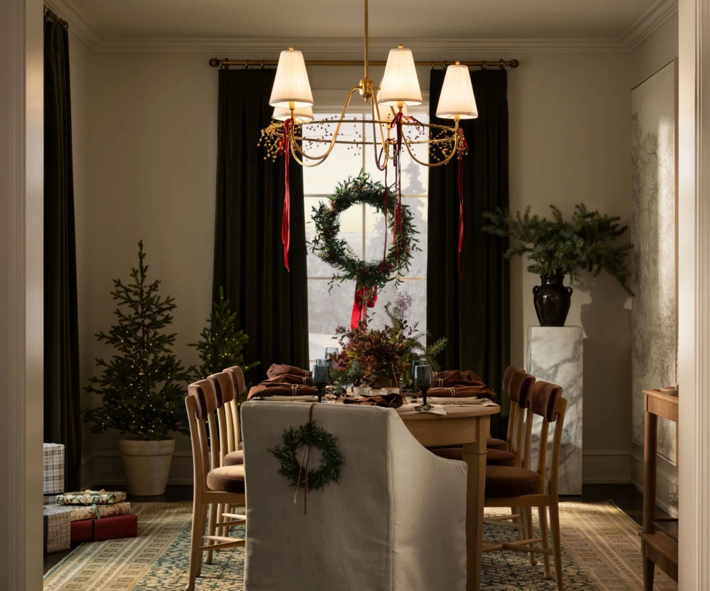 Elegant Dining Room with Velvet Chairs and Central Wreath — Christmas Dining Room Decor