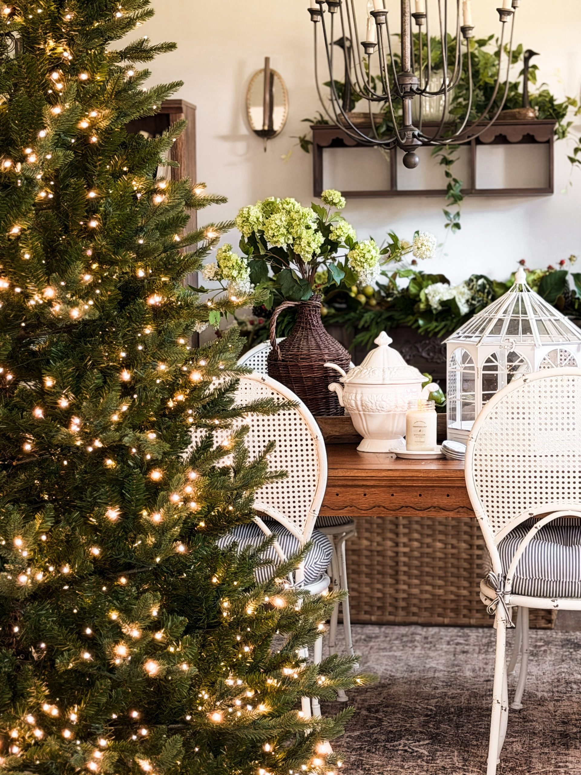 Dining Room Christmas Tree with Warm White Lights Dining Room Christmas Tree with Warm White Lights — Christmas Tree with Colored Lights