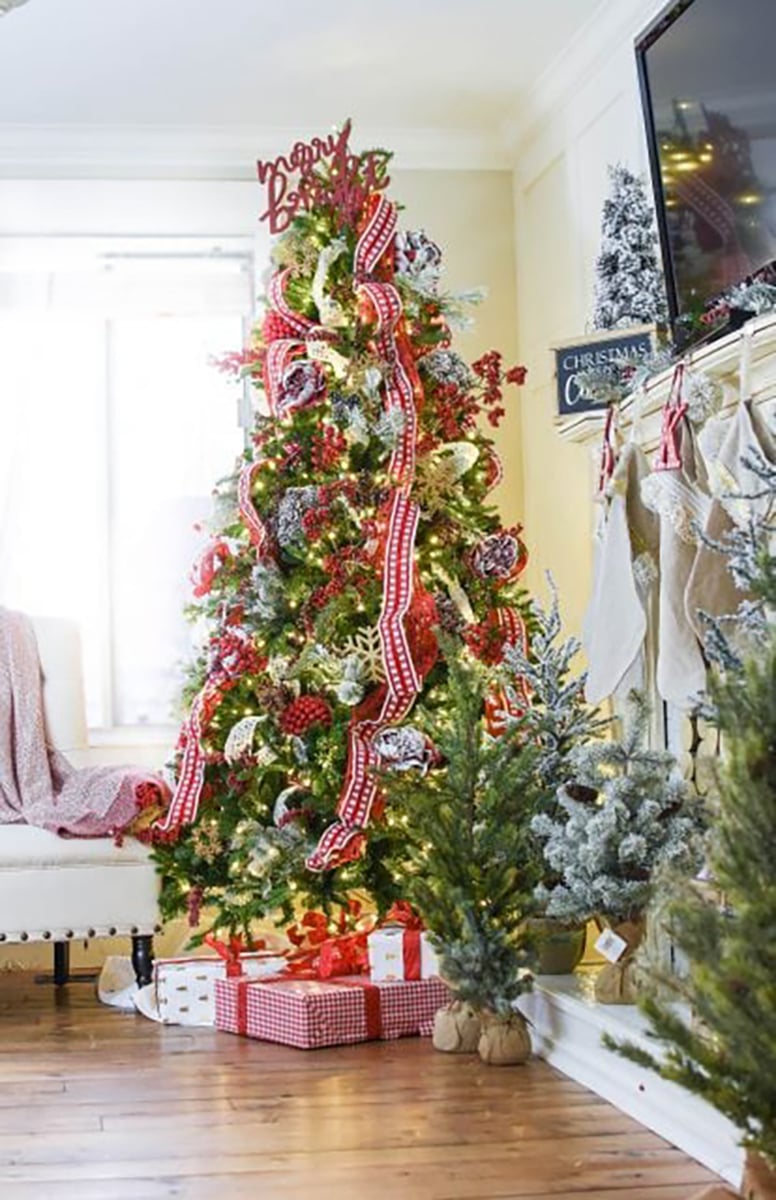 Abundant Red Ribbon and Ornaments on a Vibrant Christmas Tree — Vertical Ribbon Christmas Tree
