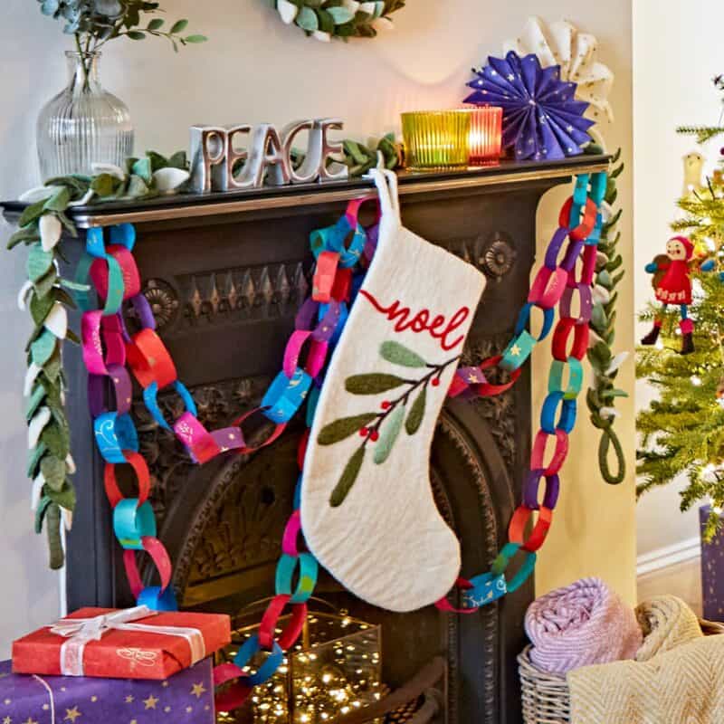 Vibrant Paper Chain Garland for Mantelpiece Cheer Vibrant Paper Chain Garland for Mantelpiece Cheer — Christmas Crafts for Adults